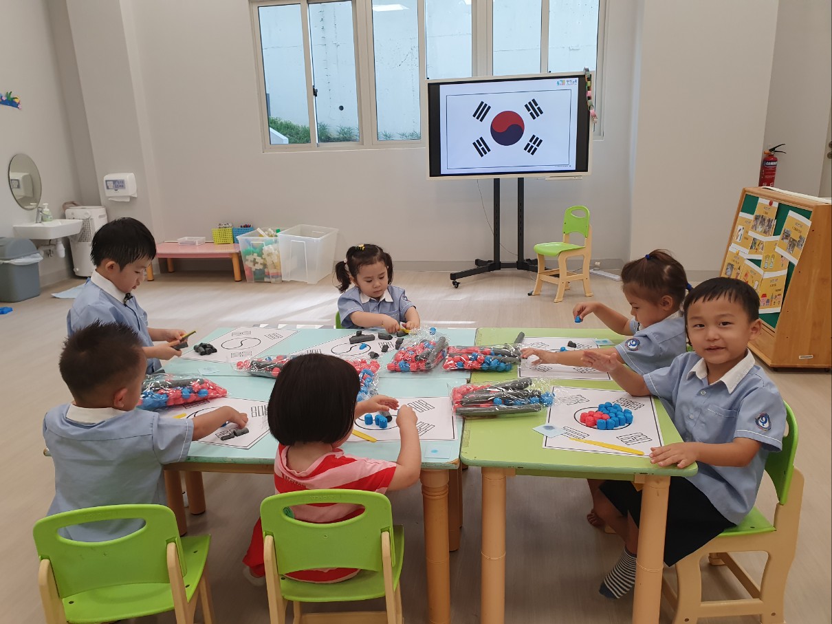(유치원) 3월 전통문화의 날 '태극기 만들기'
