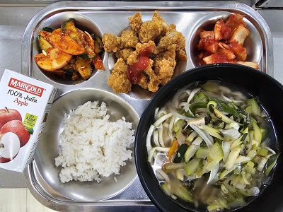 5.29:쌀밥,칼국수,팝콘치킨&케찹,오이사과무침,배추김치,주스