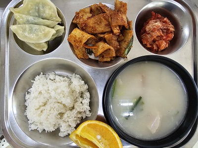 6.5:돼지국밥,찐만두,매콤어묵볶음,배추김치,오렌지