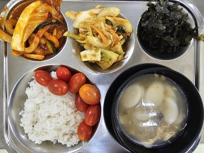 6.14:쌀밥,떡국,오징어야채볶음,조미김가루,배추된장무침,방울토마토