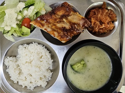 6.20:쌀밥,브로콜리크림스프,바베큐폭립,양상추샐러드&소스,김치볶음