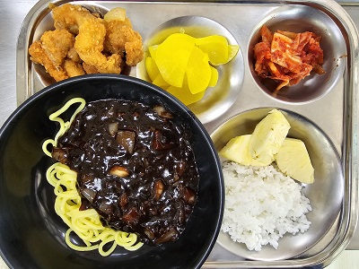 6.26:쌀밥,짜장면,깐풍기,단무지,배추김치,파인애플