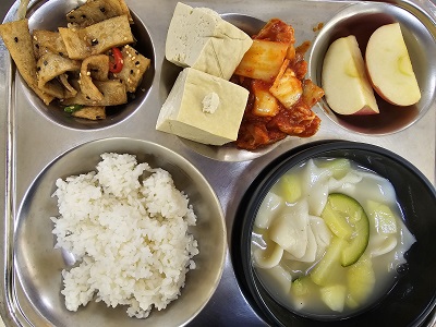 6.28:쌀밥,감자수제비국,온두부,어묵볶음,김치볶음,사과