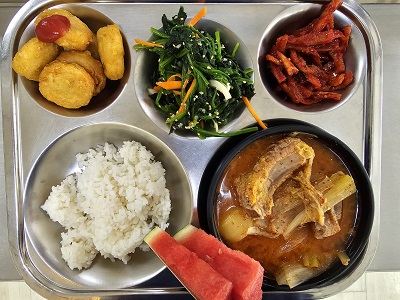 7.8:쌀밥,감자탕,치킨너겟&케찹,시금치무침,무말랭이무침,수박