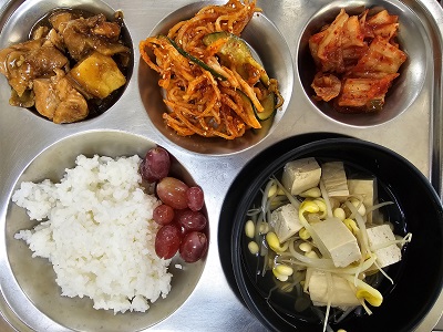 8.19:쌀밥,콩나물국,닭고구마조림,진미채오이무침,배추김치,포도