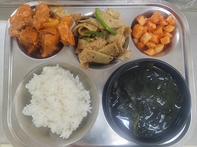 8.22:쌀밥,미역국,돈육갈비김치찜,어묵피망볶음,깍두기