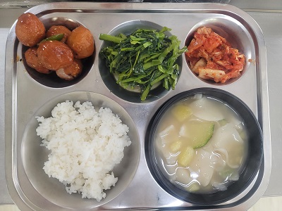 8.23:쌀밥,감자수제비국,케첩미트볼조림,캉콩볶음,배추김치,아이스크림