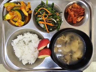 8.26:쌀밥,떡국,오징어야채볶음,시금치무침,배추김치,사과