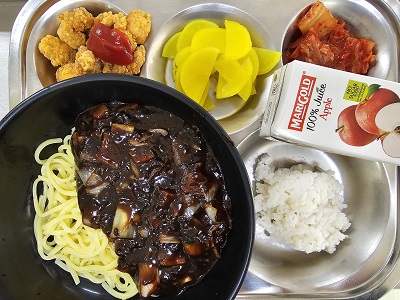 8.28:쌀밥,짜장면,팝콘치킨,단무지,배추김치,주스
