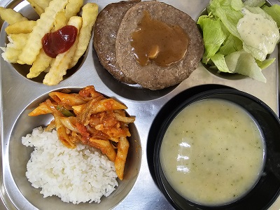 8.30:쌀밥,김치펜네파스타, 브로콜리크림스프, 소고기패티&소스, 감자튀김&케찹, 양상추샐러드&소스