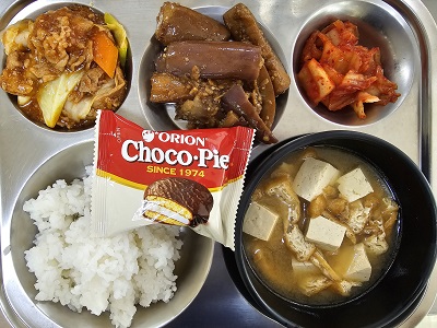 9.2:쌀밥,유부된장국,돈육폭찹,가지볶음,배추김치,초코파이