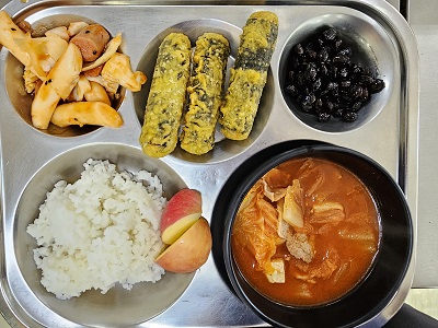 9.18:쌀밥,돈육김치찌개,소세지떡볶음,김말이튀김,콩자반,사과