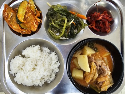 9.19:쌀밥,감자탕,비빔만두,맛살미역줄기볶음,무말랭이무침