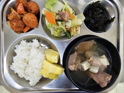 9.20:쌀밥,소고기무국,미트볼조림,베이컨배추볶음,조미김가루,파인애플