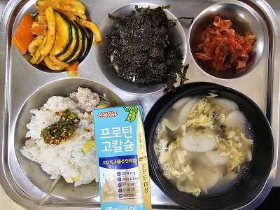 10.2:콩나물밥&양념장,떡국,오징어야채볶음,조미김가루,배추김치,두유