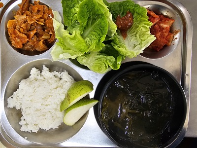 10.7:쌀밥,미역국,제육볶음,상추&쌈장,배추김치,배