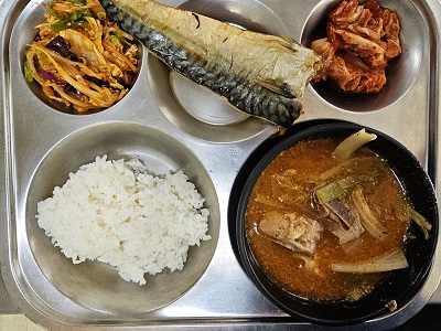 10.8:쌀밥,감자탕,고등어구이,쫄면야채무침,배추김치