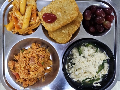 10.11:김치볶음밥,부추계란국,떡볶이,해쉬브라운&케찹,포도