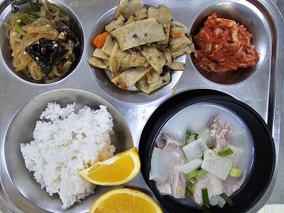 10.14:돼지국밥,잡채,어묵볶음,배추김치,오렌지