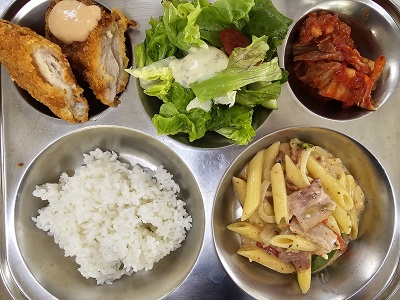 10.15:쌀밥,펜네파스타,치킨까스&소스,양상추샐러드&소스,배추김치
