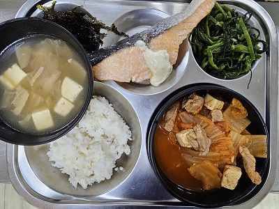 10.17:쌀밥,돈육김치찌개,연어구이&소스,캉콩볶음,조미김가루