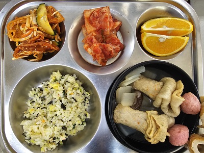 11.6:김밥볶음밥,꼬치어묵국,비빔만두,배추김치,오렌지