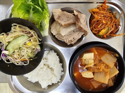 11.26:쌀밥,두부김치국,보쌈,상추&쌈장,쫄면야채무침