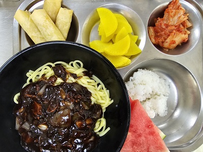 11.27:쌀밥,짜장면,스프링롤,단무지,배추김치,수박