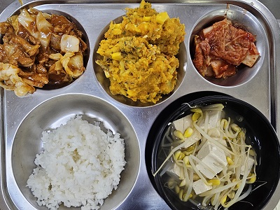 11.28:쌀밥,콩나물국,돈육폭찹,단호박샐러드,배추김치