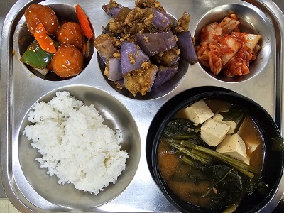 12.3:쌀밥,시금치된장국,치즈미트볼조림,돈민찌가지볶음,배추김치
