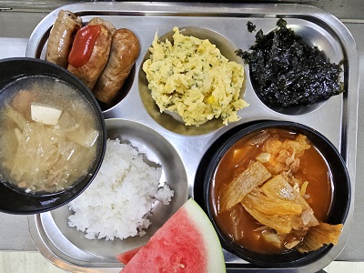 12.9:쌀밥,참치김치찌개,독일소세지구이&케찹,스크램블에그,조미김가루,수박