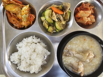 12.17:쌀밥,닭봉닭죽,비빔만두,느타리호박볶음,배추김치