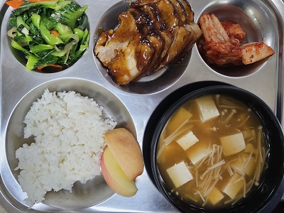 12.20:쌀밥,팽이버섯된장국,동파육,청경채볶음,배추김치,사과