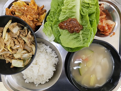 12.26:쌀밥,수제비국,제육볶음,상추&쌈장,배추김치