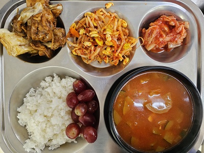 12.27:쌀밥,호박고추장찌개,데리야끼닭살볶음,콩나물무침,배추김치,포도