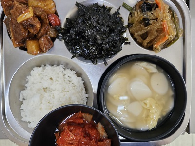 1.2:쌀밥,떡국,간장돼지갈비찜,잡채,조미김가루,배추김치