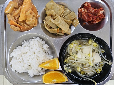 1.6:쌀밥,콩나물국,로제닭갈비,어묵볶음,배추김치,오렌지