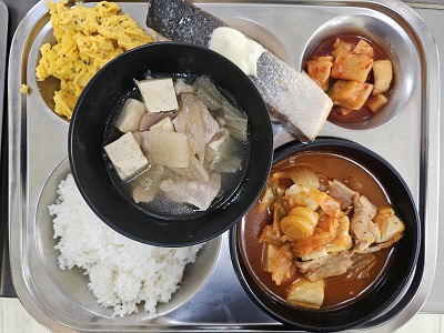 3.7:쌀밥,돈육김치찌개,연어구이&소스,스크램블에그,깍두기,사과