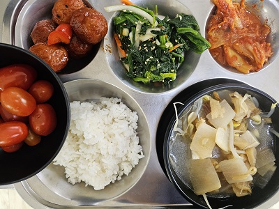 3.10:쌀밥,북어무국,미트볼조림,시금치무침,김치볶음,방울토마토