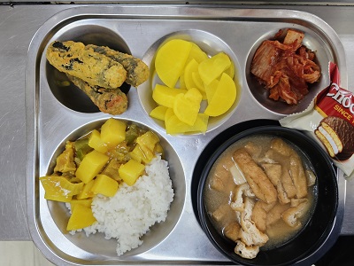3.12:카레라이스,유부된장국,김말이튀김,단무지,배추김치,초코파이