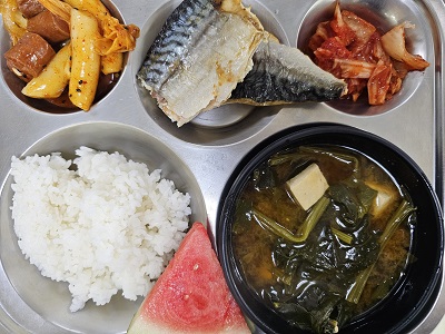 3.21:쌀밥,시금치된장국,고등어구이,소세지떡볶음,배추김치,수박