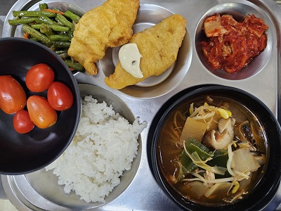 4.1:쌀밥,닭개장,생선까스&소스,롱빈볶음,배추김치,방울토마토