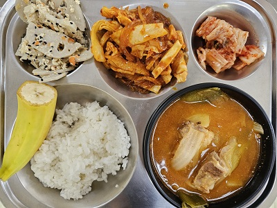 4.3:쌀밥, 감자탕,매콤당면볶음,연근샐러드,배추김치,바나나