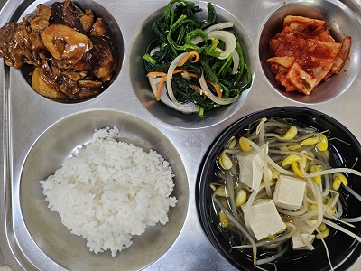 4.4:쌀밥,콩나물국,닭감자조림,시금치무침,배추김치