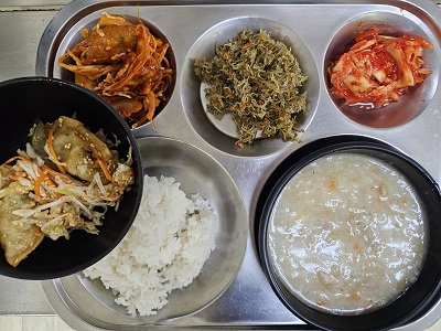 4.7:쌀밥,닭죽,비빔만두,멸치볶음,배추김치
