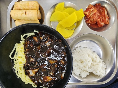 4.9:쌀밥,짜장면,스프링롤,단무지,배추김치