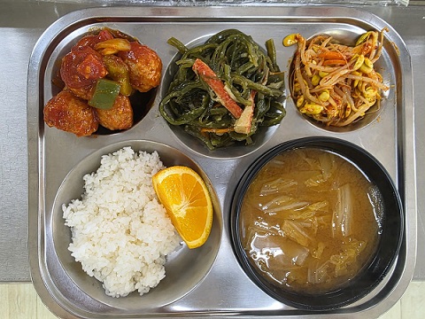 4.10:쌀밥,배추된장국,미트볼조림,미역줄기볶음,콩나물무침,오렌지