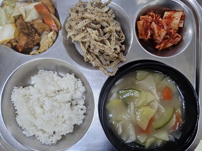 4.11:쌀밥,수제비국,닭살양배추볶음,들깨무나물,배추김치