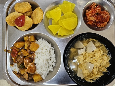 4.16:하이라이스,두부계란국,치킨너겟&케찹,단무지,배추김치