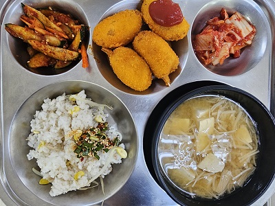 4.23:콩나물밥&소스,팽이된장국,집게맛살튀김&케찹,사과오이무침,배추김치